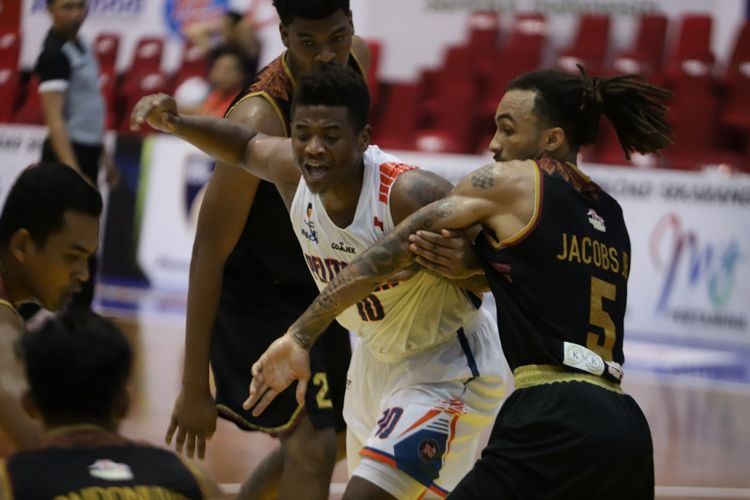 Point guard andalan Pelita Jaya Jakarta, Wayne Bradford (tengah), tampil pada laga hari pertama seri keempat IBL Pertamax 2018-2019, di GOR Sritex Arena, Solo, Jawa Tengah, Kamis (10/1/2019).