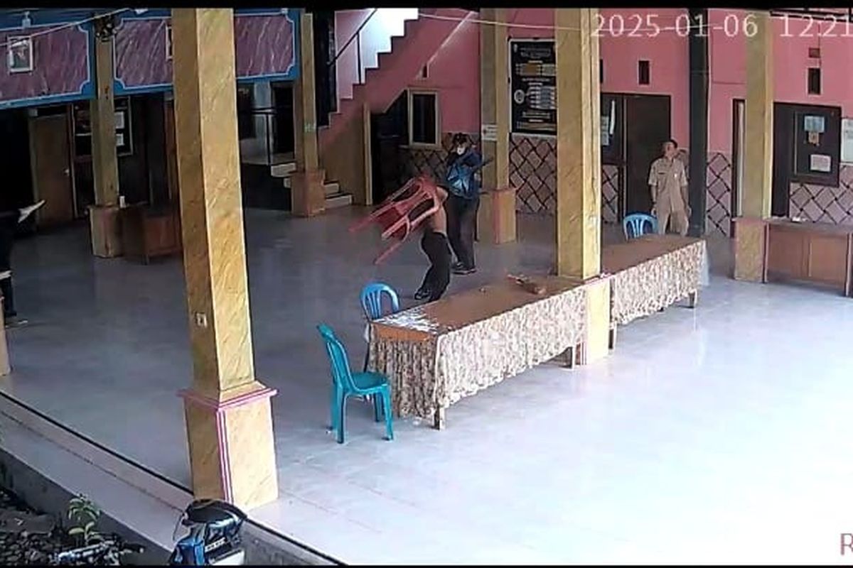 Foto: Rekaman CCTV saat yang bersangkutan ngamuk di Balai Desa Jatibanteng, Kecamatan Jatibanteng, Kabupaten Situbondo, Provinsi Jawa Timur pada Senin (6/1/2025).