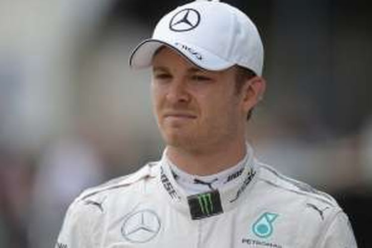 Pebalap Mercedes asal Jerman, Nico Rosberg, berada di paddock Sirkuit Silverstone pada sesi kualifikasi GP Inggris, Sabtu (9/7/2016).
