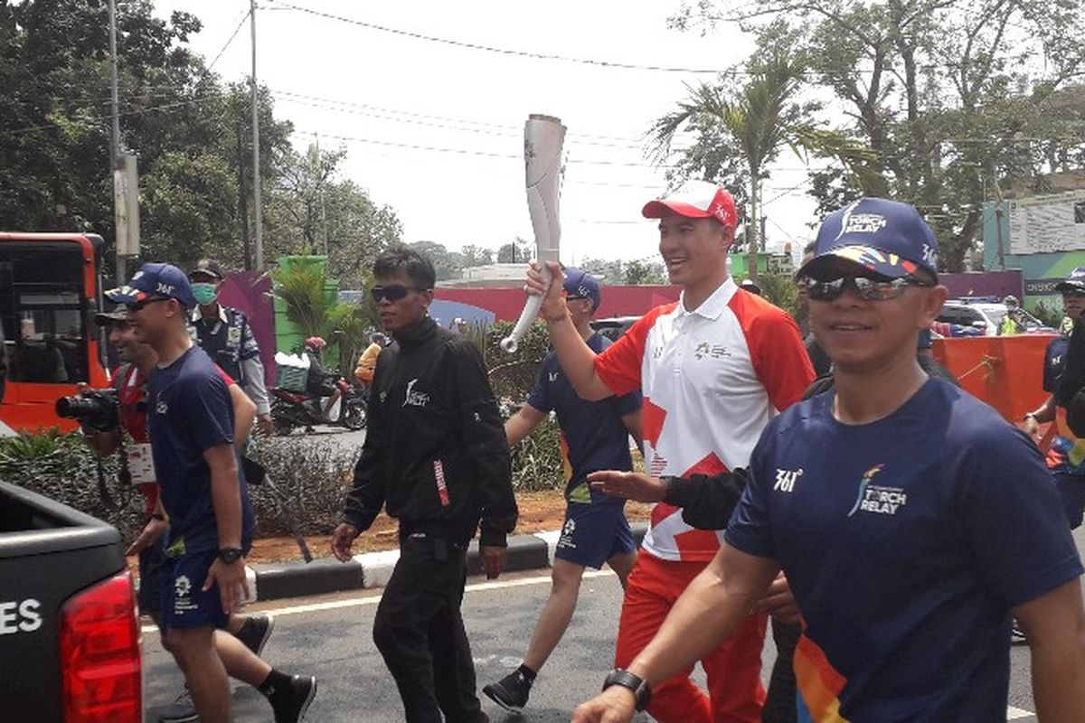 Presenter Daniel Mananta terpilih sebagai pelari dalam torch relay Asian Games 2018 hari terakhir pada Sabtu (18/8/2018). 