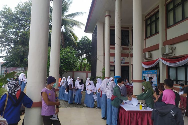 Siswa SMA 12 Depok mengantre nomor antrean vaksin di Kantor Kecamatan Cipayung, Depok, pada Kamis (2/9/2021) 