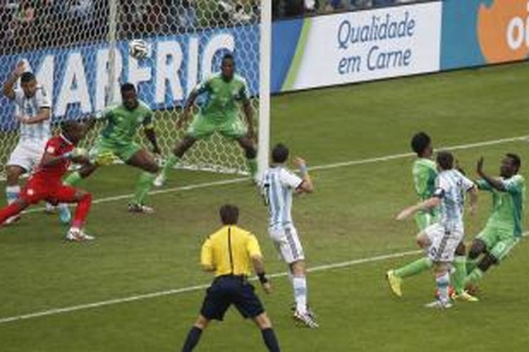 Penyerang Argentina, Lionel Messi (kedua dari kanan), mencetak salah satu dari dua golnya ke gawang Nigeria, pada pertandingan Grup F Piala Dunia, di Estadio Beira-Rio, Porto Alegre, Rabu (26/6/2014).