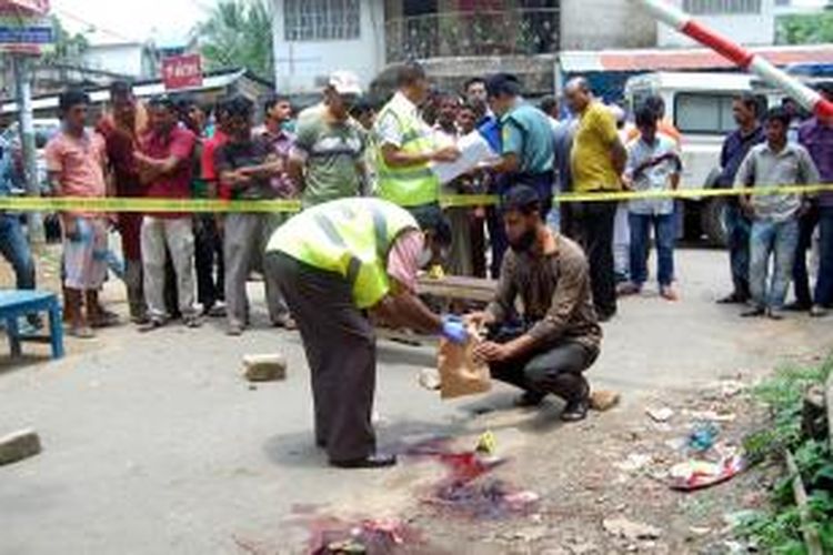 Kepolisian Banglades tengah memeriksa lokasi pembunuhan bloger Ananta Bijoy Das di kota Sylhet. Das yang dibunuh sekelompok orang bersenjata parang pada Selasa (12/5/2015) menjadi bloger ketiga yang dibunuh sejak Februari lalu.