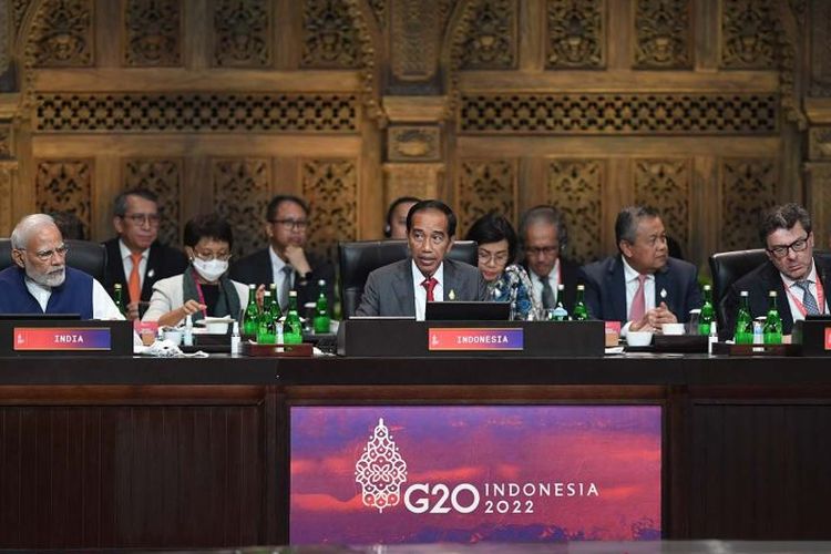 Presiden Joko Widodo (tengah) menyampaikan pandangannya dalam Working Session 3 KTT G20 Indonesia 2022 di Nusa Dua, Bali, Rabu (16/11/2022). 