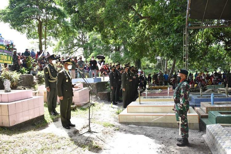 Pangdam XVI Pattimura memimpin upacara pemakaman almarhum Praka Anumerta Rahman Tomilawa di TPU Dusun Pahlawan, Desa Tulehu, Kecamatan Salahutu, Kabupaten Maluku Tengah, Sabtu (29/1/2022).