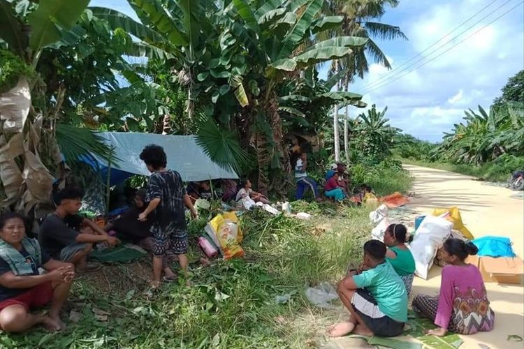 Ribuan warga di Kabupaten Halmahera Selatan, Maluku Utara masih bertahan di pengungsian karena takut gempa susulan hingga rumah mereka roboh akibat diguncang gempa bumi, Selasa (16/07/2019) (Foto: Facebook/Enal Pardidu)