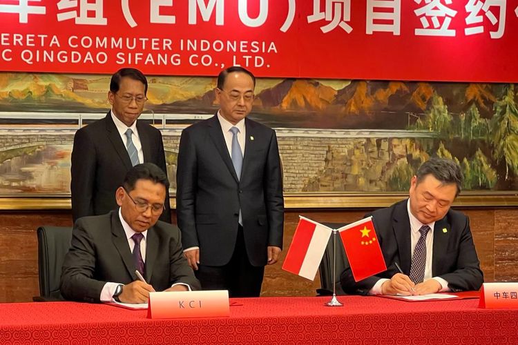 PT Kereta Commuter Indonesia (KAI Commuter) dan CRRC Sifang Co., Ltd. telah menandatangani Kontrak Kerja Sama Pengadaan Sarana Kereta Rel Listrik (KRL) Baru di Beijing, China, Rabu (31/1/2024).