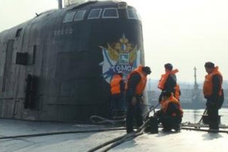 Kapal selam nuklir Tomsk K-150 terbakar saat tengah diperbaiki di sebuah galangan di Rusia Timur Jauh mengakibatkan 15 pelaut terluka.
