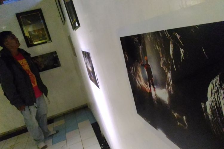 Pengunjung tengah melihat pameran foto tentang karst dan batu bara di kantor Walhi Yogyakarta, Jalan Nyi Pembayun Nomor 14 A, Kelurahan Prenggan, Kecamatan Kotagede, Kota Yogyakarta, Senin (29/5/2017). Sebanyak 33 foto tentang batu bara dan karst dipamerkan mulai 29 Mei 2017 sampai 5 Juni 2017. 