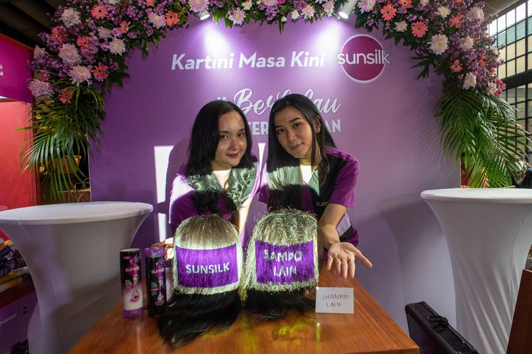 Sunsilk meluncurkan produk perawatan rambut terbaru dalam acara media gathering di Kaum Jakarta, Jakarta Pusat, Senin (18/4/2022).