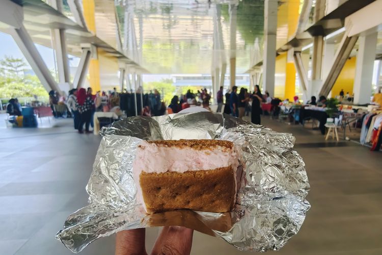 Es krim sandwich karya Petra Josephine Setiawan Thong mahasiswa Universitas Kristen Petras Surabaya, Jawa Timur, sebagai inovasi kuliner yang segar dan unik yang tidak hanya lezat, tapi juga sarat makna personal dan keberanian untuk mencoba hal baru.