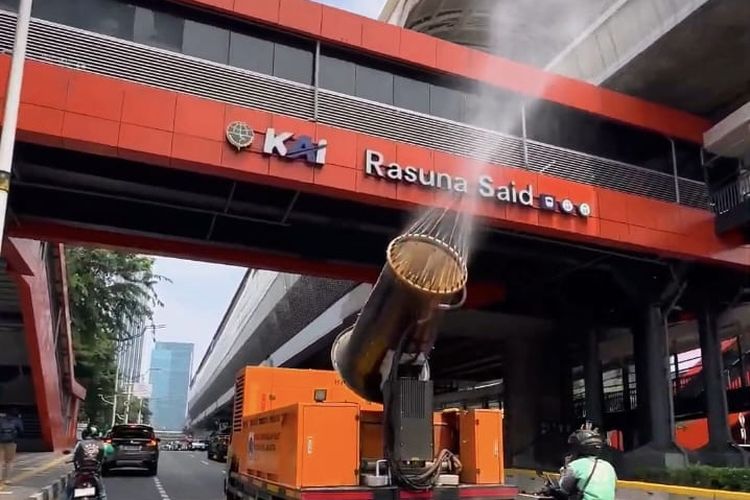 Kurangi Polusi, 4.000 Liter Air Disemprotkan ke Udara di Kuningan-Mampang Prapatan Jaksel