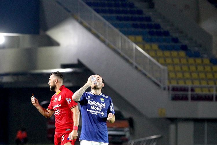 Pemain Persib Bandung, Marc Klok sedang minum bersebelahan dengan pemain Persija Jakarta Marko Simic saat pertandingan pekan 12 Liga 1 2021-2022 yang berakhir dengan skor 0-1 di Stadion Manahan, Solo, Sabtu (20/11/2021) malam.