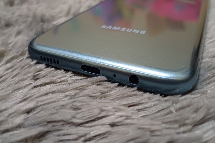 Bagian bingkai bawah Samsung Galaxy M14 5G. Di sisi ini terdapat lubang earphone 3.5 mm, lubang mikrofon, konektor USB-C, dan lubang speaker. Sementara di bingkai bagian atas hanya terdapat lubang mikrofon saja. 


