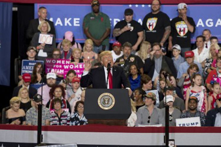 Presiden Amerika Serikat Donald Trump berbicara dalam sebuah acara bertajuk Make America Great Again di Harrisburg, PA, 29 April 2017, yang menandai peringatan 100 hari kepemimpinan Trump di AS.  