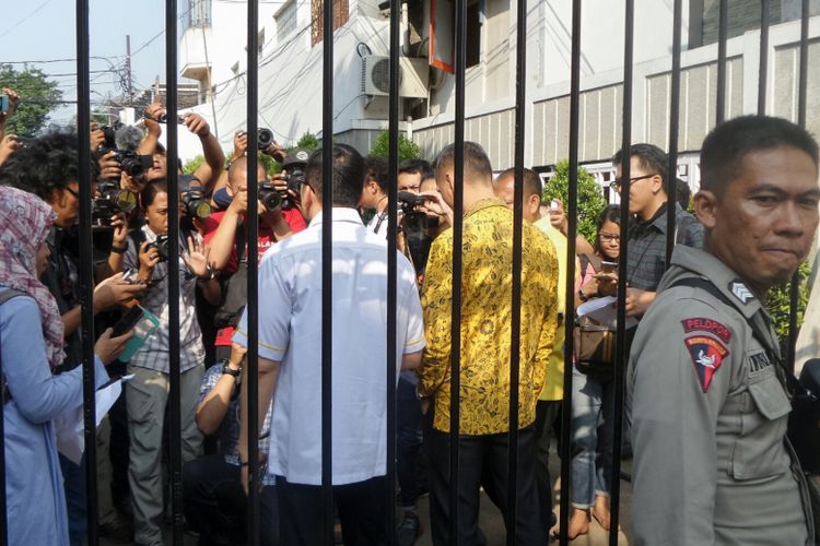 Anggota Gerakan Muda Partai Golkar beradu mulut dengan aparat kepolisian yang menjaga kantor DPP Partai Golkar, Slipi, Jakarta Barat, Selasa (25/7/2017).