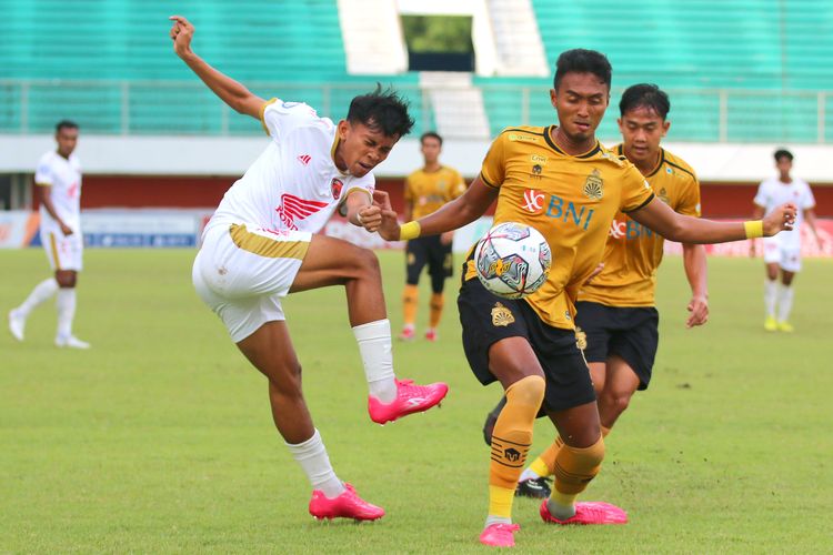 Tendangan pemain PSM Makassar Ricky Pratama digagalkan pemain Bhayangkara FC Aji Joko Sutopo saat pertandingan pekan ke-14 Liga 1 2022-2023 yang berakhir dengan skor 0-0 di Stadion Maguwoharjo Sleman, Senin (12/12/2022) sore.