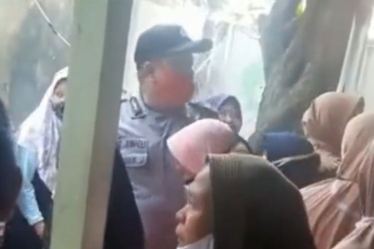 Tangkapan layar video viral polisi mengusir warga yang belum vaksin booster saat antrean pembagian bantuan di Brebes, Jawa Tengah, Senin (18/4/2022) (Dok. FB Bram Irianto)