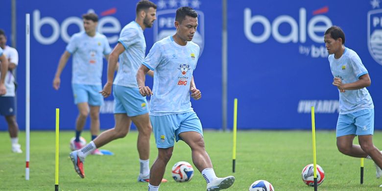 Gelandang pengalaman Dedi Kusnandar kembali ke Persib Bandung usai peminjaman dari Bhayangkara FC di Super League 2025-2026. 