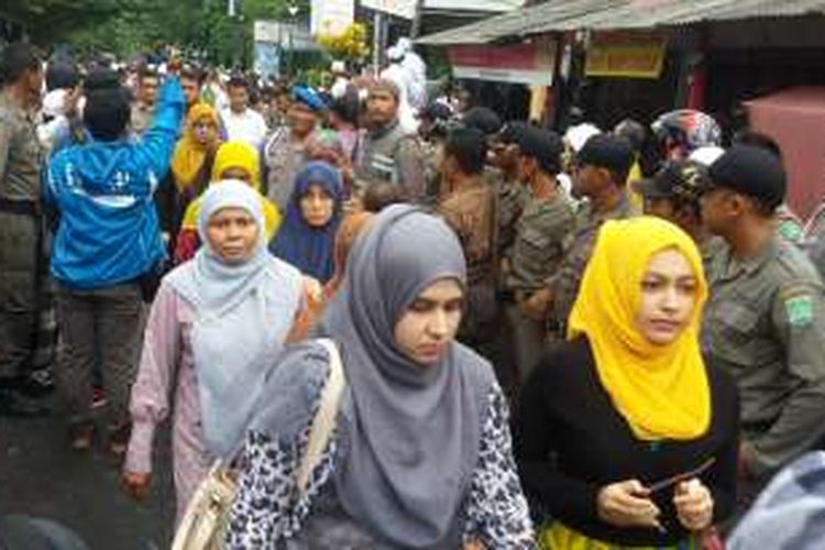 Sejumlah kaum Syiah saat mendapat pengawalan ketat oleh pihak keamanan usai melaksanakan kegiatan memperingati Milad Siti Fatimah di Kelurahan Kalirejo, Kecamatan Bangil, Kabupaten Pasuruan, Jumat (1/4/2016). Kegiatan tersebut mendapat penolakan oleh sejumlah organisasi keagamaan setempat.