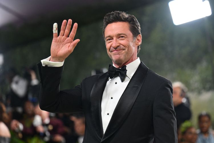 Aktor Hugh Jackman saat menghadiri karpet merah Met Gala 2024 di New York, AS, Senin (6/5/2024).