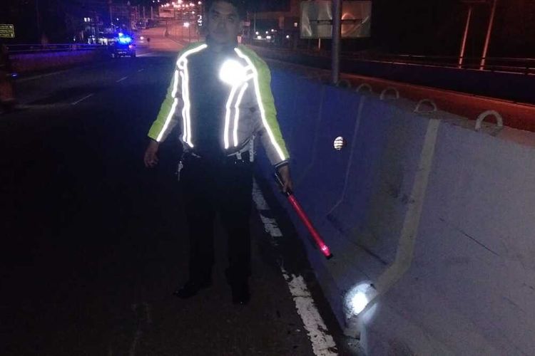 Aparat kepolisian melakukan olah tempat kejadian perkara kecelakaan sepeda motor yang menewaskan seorang mahasiswa di atas jembatan Merah Putih Ambon, Sabtu dinihari (15/12/2019)