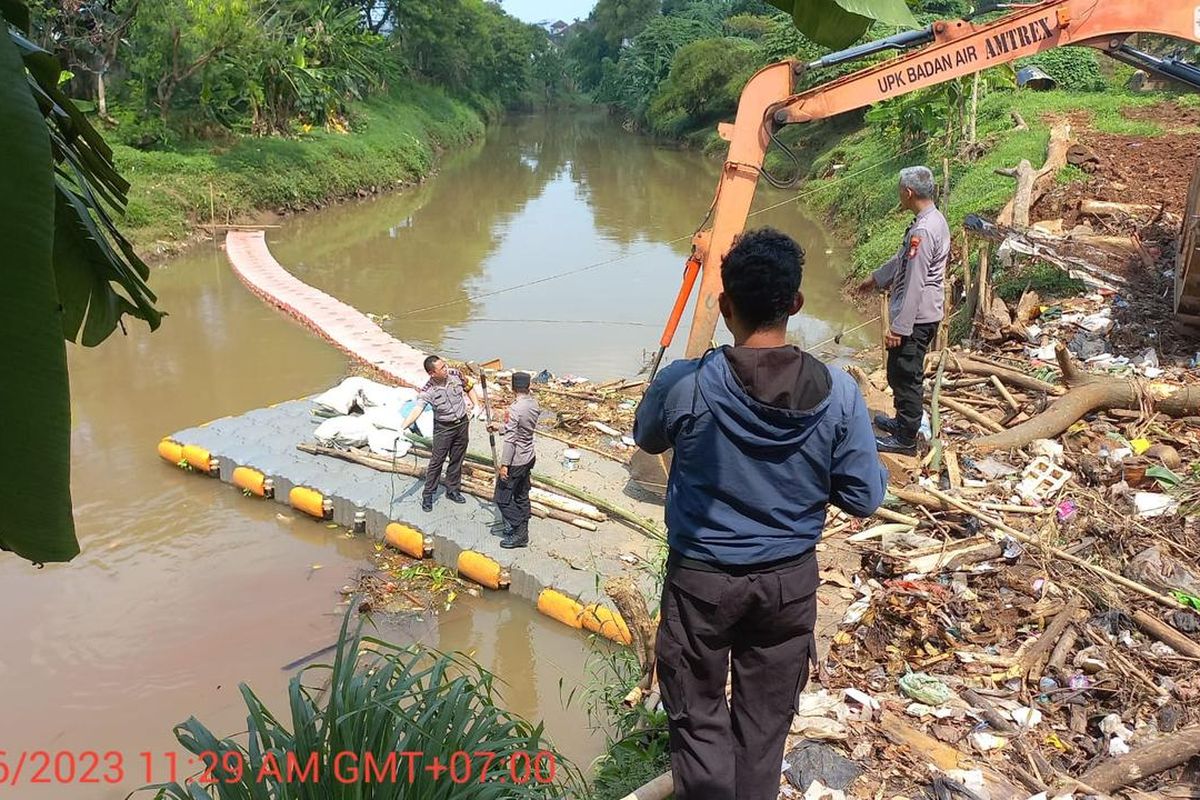 Personil Polsek Pesanggrahan saat mengecek tempat kejadian perkara (TKP) penemuan mayat di Kali Pesanggrahan, Jakarta Selatan, Selasa (27/6/2023). 