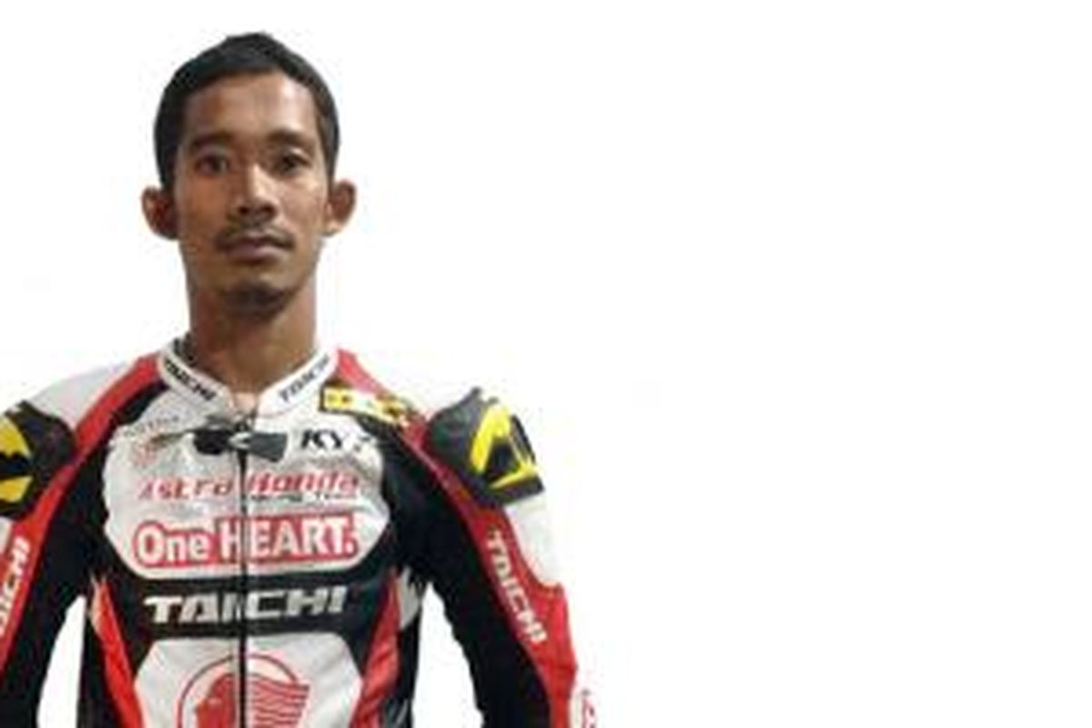 Muhammad Fadli Imammuddin, pebalap tim Astra Honda Racing Team (AHRT) terlibat kecekalaan fatal, sesaat setelah melewati garis finis diposisi pertama.
