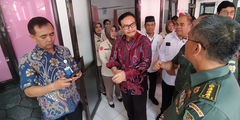 Kepala BKKBN dr Hasto Wardoyo saat mengunjungi posyandu di bawah binaan Persatuan Isteri Tentara (Persit) Kartika Chandra di Kota Cimahi, Bandung Barat, Senin (23/10/2023). 