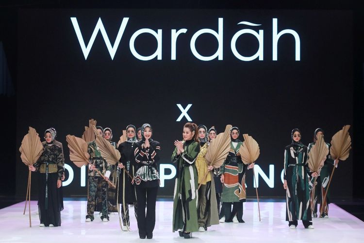 Desainer Dian Pelangi bersama busana rancangannya di Indonesia Fashion Week 2019.
