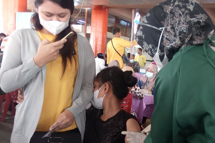 Salah satu peserta vaksinasi Covid-19 untuk pedagang pasaryang diadakan Dinas Perdagangan Kota Padang di Pasar Raya Padang, Kamis (4/3/2021). 