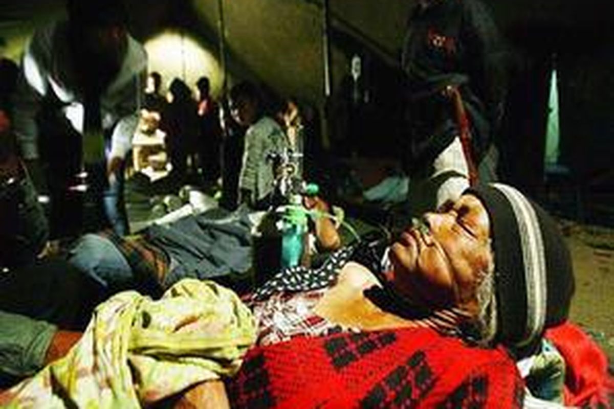 Mak Cicih diberikan bantuan oksigen karena sesak napas di posko kesehatan di kantor Kecamatan Pangalengan, Kabupaten Bandung, Jawa Barat, Jumat (4/9). Korban gempa yang tinggal di tenda pengungsian mulai mengeluh karena sakit perut, sesak napas, batuk, flu. Beberapa di antaranya pingsan.