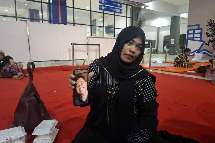 Menanti Anak di Pelabuhan, Ibu Korban KM Virgo Transport 8: 