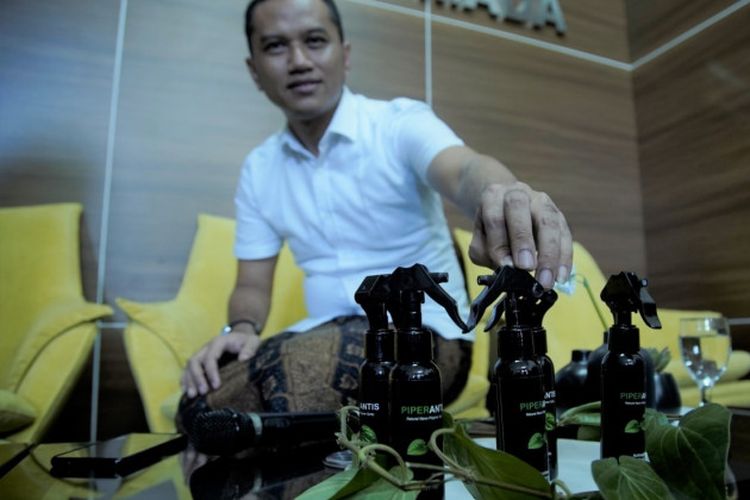 Dosen Fakultas Farmasi Universitas Gadjah Mada (UGM), Dr. Ronny Martien membuat hand sanitizer spray nanopolimer berbahan herbal. Produk ini menjadi alternatif antiseptik yang belakangan langka di pasaran akibat merebaknya wabah virus corona.