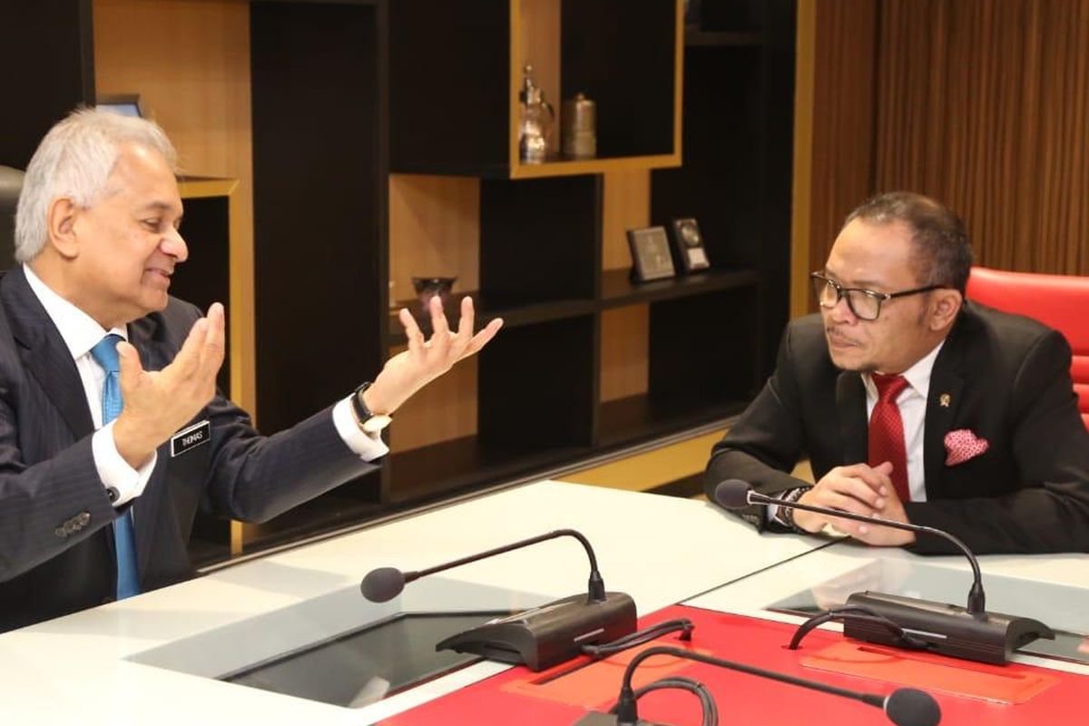 Dalam kunjungan kerjanya ke Kuala Lumpur, Menaker RI Hanif Dhakiri bertemu dengan Jaksa Agung Malaysia Tommy Thomas, untuk menyampaikan protes keras atas persidangan kasus kematian Tenaga Kerja Indonesia (TKI) Adelina Lisao dan meminta kasus dibuka kembali. 