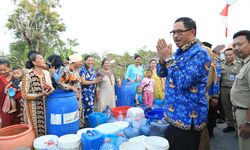 Pj Gubernur Jateng Salurkan Air Bersih di Desa Weding, Demak, Warga Ucapkan Terima Kasih