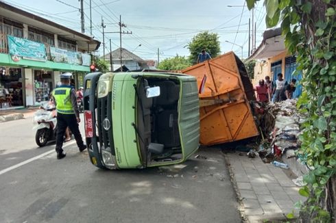 Truk Pengangkut 2 Ton Sampah Terguling di Jalan Raya Banyuwangi