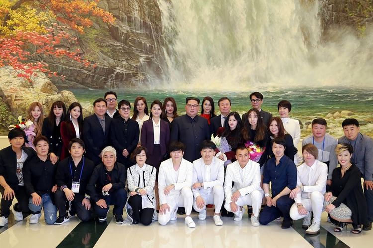 Dalam foto yang dirilis KCNA, terlihat Pemimpin Korea Utara Kim Jong Un berfoto dengan delegasi dari girlband Korea Selatan Red Velvet (1/4/2018). Konser tersebut diadakan jelang pertemuan Konferensi Antar-Korea yang bakal berlangsung pada 27 April mendatang.