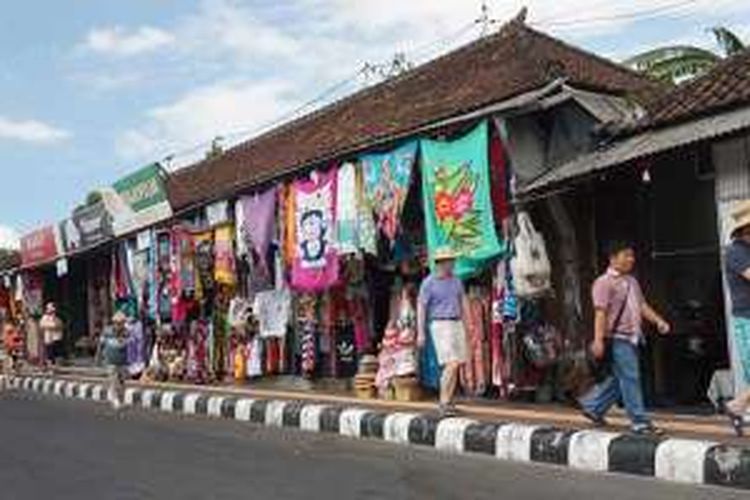 Wisatawan di obyek wisata Pura Tanah Lot, Kabupaten Tabanan, Bali, Jumat (26/6/2015). 