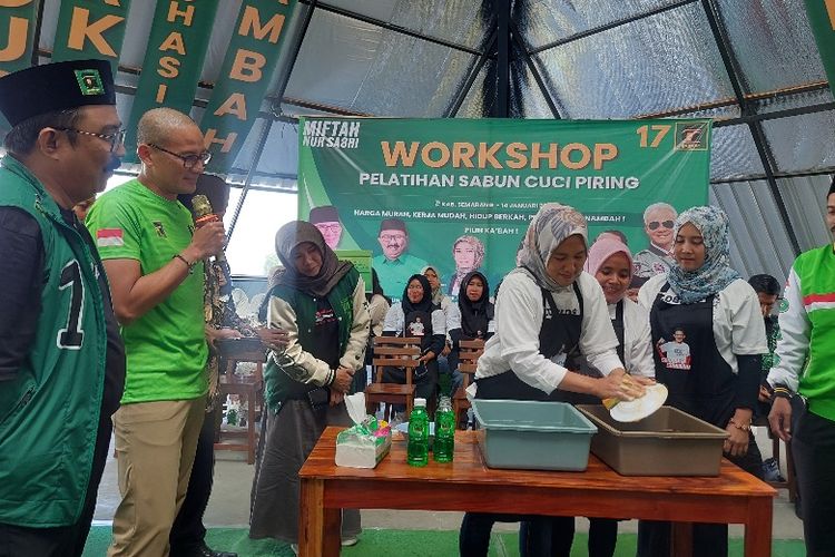 Ketua Dewan Pakar Tim Pemenangan Nasional (TPN) Ganjar Pranowo-Mahfud MD, Sandiaga Uno  melihat peserta pelatihan mencuci piring dengan sabun buatan sendiri