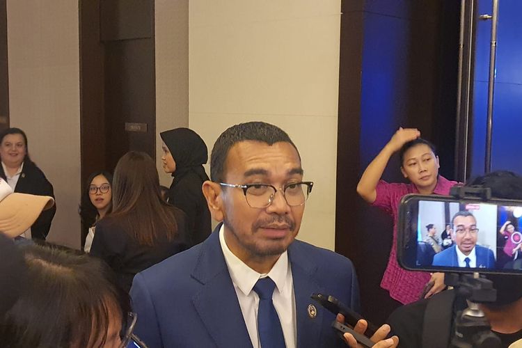 Anggota komite Eksekutif (Exco) PSSI Arya Sinulingga saat meladeni pertanyaan awak media dalam sesi doorstop setelah proses pelantikan kepengurusan PSSI di Hotel Fairmont, Jakarta, pada Jumat (26/5/2023) sore WIB.