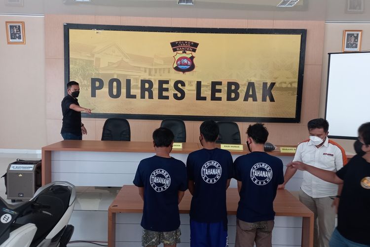 Satreskrim Polres Lebak menggelar ungkap kasus siswa SMK yang tewas dicelurit di Kecamatan Gunung Kencana, Kabupaten Lebak, Jumat (26/11/2021)