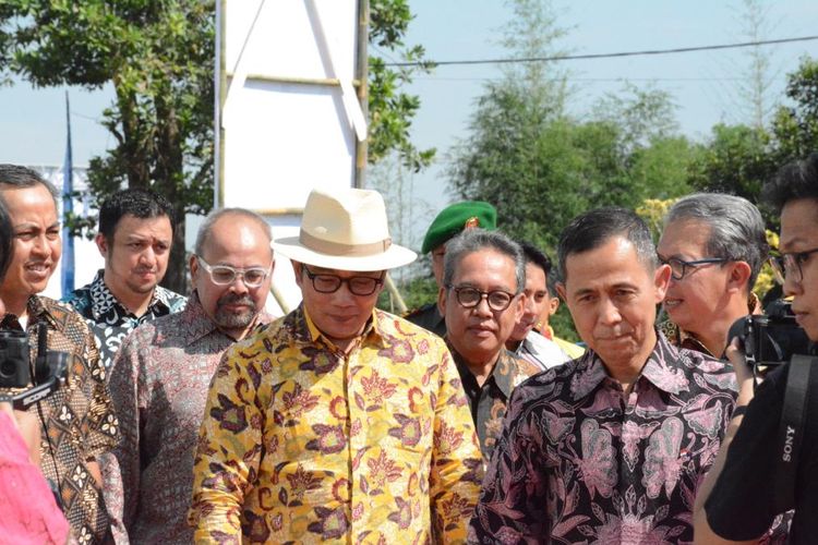 Gubernur Jawa Barat (Jabar) Ridwan Kamil saat melakukan peletakan batu pertama untuk proyek pembangunan RS Internasional Aspen Medical Hospital di Shila at Sawangan, Kecamatan Bojongsari, Depok, Jabar, Selasa (20/6/2023).
