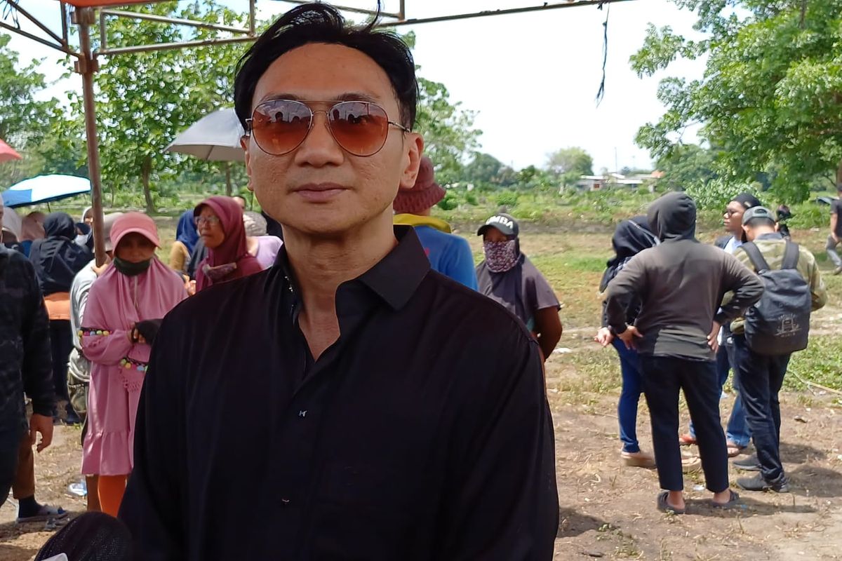 Anji usai pemakaman di TPU Mangun Jaya, Tambung, Bekasi, Selasa (16/1/2024). 