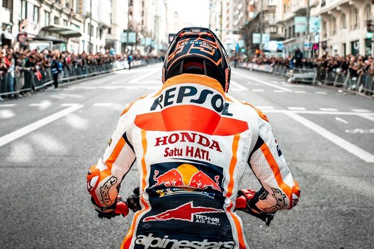 Pebalap Repsol Honda Marc Marquez ketika berada di jalanan kota Madrid, Minggu (19/2/2023).