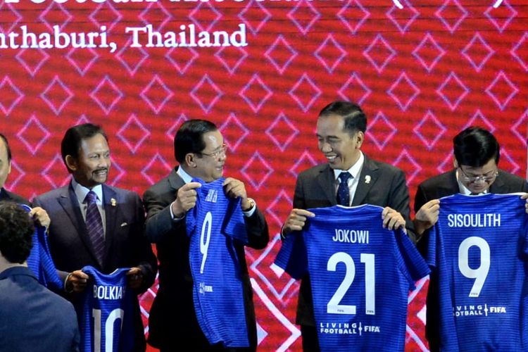 Presiden Joko Widodo menerima jersey biru dengan nomor punggung 21 pada saat KTT ke-35 ASEAN di Bangkok, Thailand, Sabtu (2/11/2019).