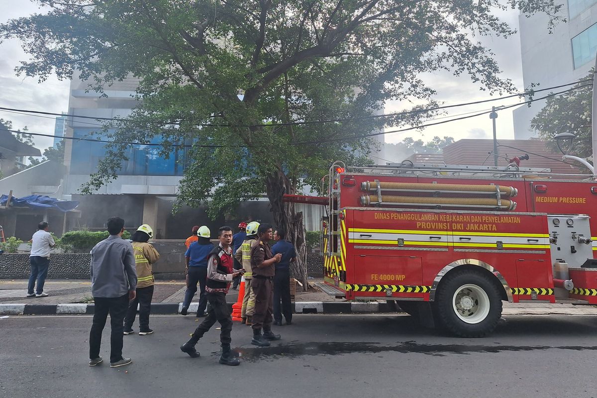 Mobil Gegana Berjaga di Depan Gedung Kawasan Blok M yang Sempat Terdengar Ledakan