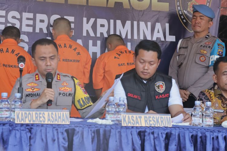 Kapolres Asahan AKBP Afdal Junaidi, saat memaparkan kasus viral begal bacok korbannya di Jalan Diponegoro, Asahan, Kamis (3/10/2024)