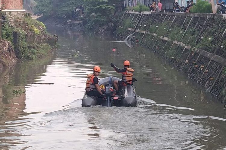 Tim SAR yang terus mencari tubuh remaja laki-laki berinisial MDS (13) yang hilang di aliran Kali Cakung, Jumat (9/12/2022). MDS hilang saat dirinya bermain dan berenang ketika aliran air kali sedang deras dan tinggi.