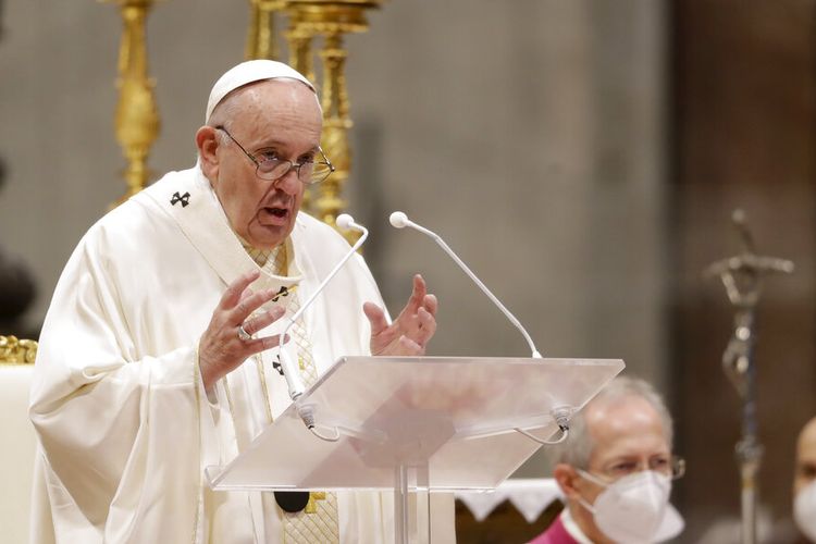 Paus Fransiskus memimpin upacara untuk menahbiskan sembilan imam baru, di dalam Basilika Santo Petrus, di Vatikan, Minggu, 25 April 2021. 